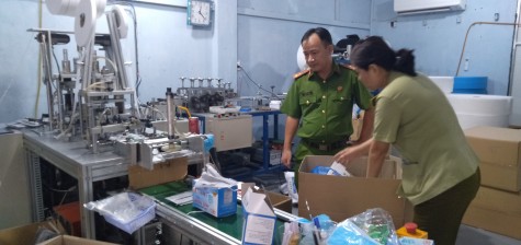 Thu giữ 15.000 khẩu trang y tế... “lậu”