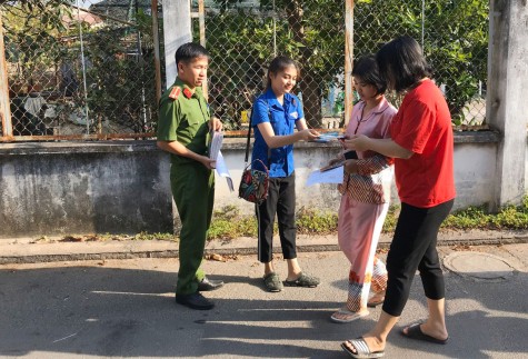 Đoàn cơ sở Phòng Cảnh sát PCCC&CNCH Công an tỉnh: Phát tờ rơi, cẩm nang tuyên truyền PCCC và dịch Covid-19