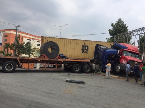 Hai xe container đâm nhau, nhiều người đi đường thoát nạn