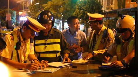 Tuần tra, giải tán hàng trăm đám đông tụ tập về khuya