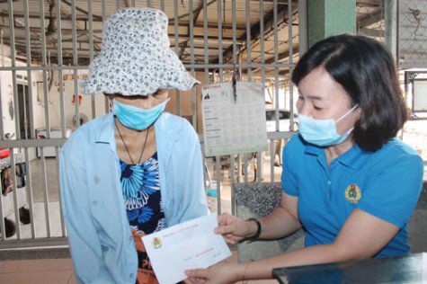 Liên đoàn lao động tỉnh: Trao thư cảm ơn chủ nhà trọ giảm tiền thuê phòng tại TP.Dĩ An