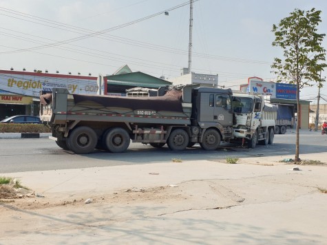 Xe ben tông liên hoàn nhiều phương tiện, một người nguy kịch