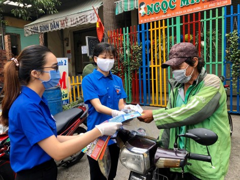 Thanh niên tình nguyện hỗ trợ người dân khai báo y tế