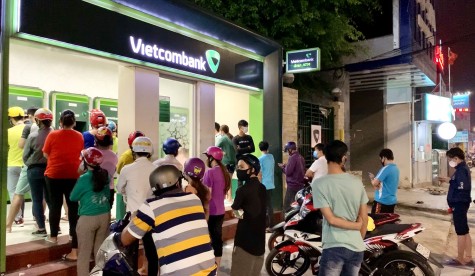 Công nhân xếp hàng chờ rút tiền tại các trụ ATM