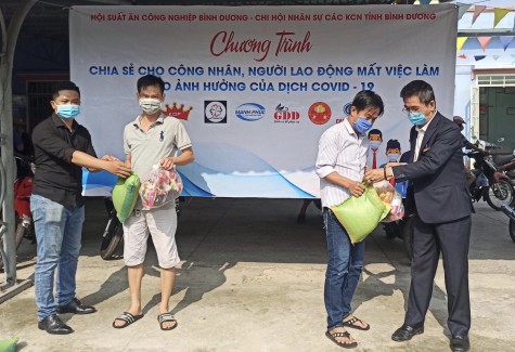 Phường đoàn Mỹ Phước, TX.Bến Cát: Phối hợp trao 90 phần quà cho người lao động mất việc làm