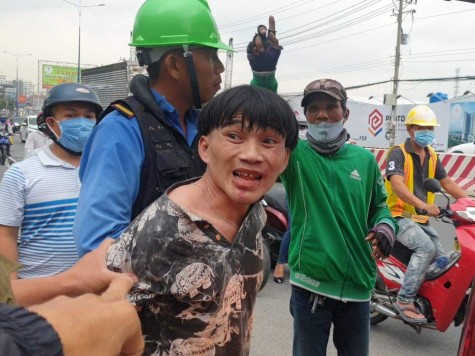 Kịp thời khống chế thanh niên la hét, gây kích động trên đường phố