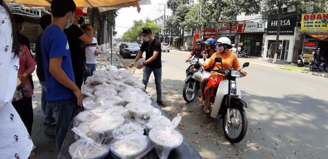 Công ty TNHH nhà hàng 81-91: Trao hơn 200 suất ăn miễn phí cho người khó khăn