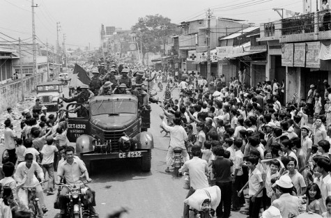 Bài 1: “Đi trong muôn ánh sao vàng…”