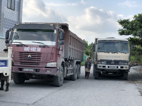 Vi phạm quá tải, tài xế xe ben dừng giữa đường chống đối lực lượng chức năng