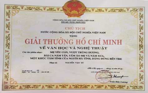 Gia đình cố nhạc sĩ Nguyễn Văn Tý trao tặng kỷ vật lưu niệm tại Hoa viên Nghĩa trang Bình Dương