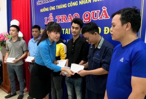 Tặng quà cho công nhân lao động bị tai nạn lao động