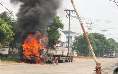 Xe container bốc cháy dữ dội khi tài xế vừa xuống xe