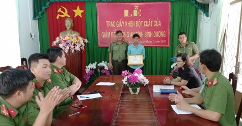 Khen thưởng quần chúng có thành tích truy bắt tội phạm