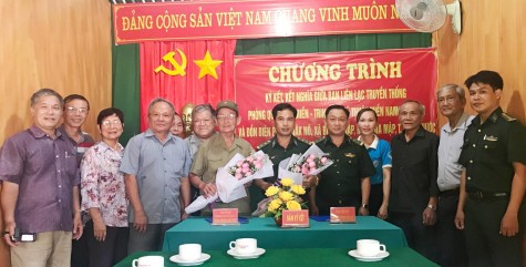 Ban liên lạc truyền thống Phòng Quân báo Miền - Trinh sát kỹ thuật Miền và Đồn biên phòng Đắk Nô ký kết nghĩa tình