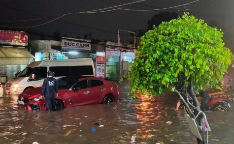 Mưa nặng hạt kéo dài, người dân bì bõm lội nước trong đêm