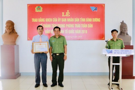 Trung tâm Quản lý ký túc xá Đại học Quốc gia TP.HCM nhận bằng khen về thành tích trong phong trào toàn dân bảo vệ an ninh tổ quốc