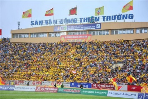 Reuters đưa tin về hình ảnh “khán giả ngập tràn” tại V.League 2020