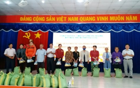 Phường Hòa Phú, TP.Thủ Dầu Một: Tặng 50 phần quà cho gia đình khó khăn do ảnh hưởng dịch Covid -19