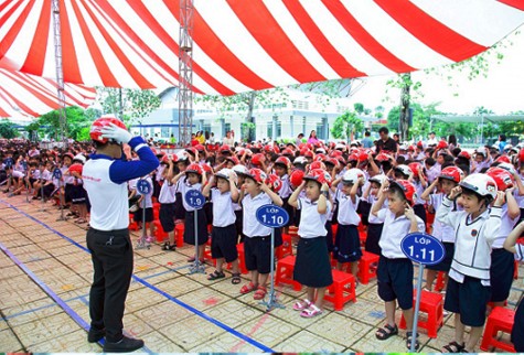 Chương trình trao tặng mũ bảo hiểm cho trẻ em - chủ đề “Giữ trọn ước mơ”: Nâng cao nhận thức bảo đảm ATGT cho học sinh tiểu học