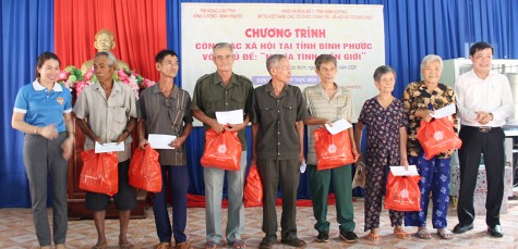 Mang yêu thương lên vùng biên giới