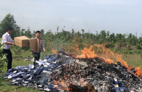 Tiêu hủy hàng ngàn bao thuốc lá lậu trong vụ án vận chuyển hàng cấm