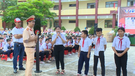 Ngày hội an toàn giao thông trường học lần 10: Trao tặng 600 mũ bảo hiểm cho các em học sinh