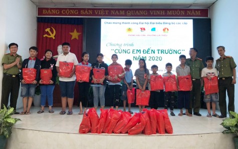 Tiếp sức cho các em ở lớp học tình thương