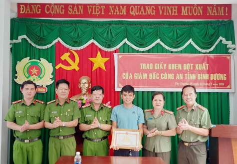 Khen thưởng người dân giao nộp vũ khí