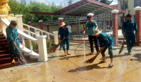 Đoàn viên thanh niên thực hiện công trình tô đẹp thành phố, ra quân Ngày thứ bảy tình nguyện