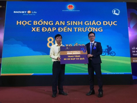 Công ty Bảo Việt Nhân thọ Bình Dương: Trao học bổng cho học sinh có hoàn cảnh khó khăn