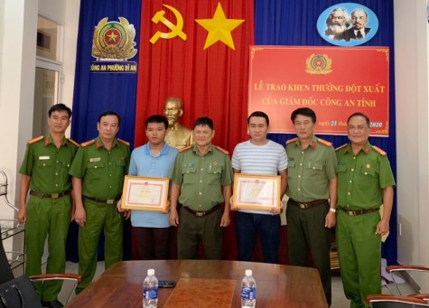 Khen thưởng quần chúng có thành tích trong phong trào “Toàn dân bảo vệ an ninh Tổ quốc”