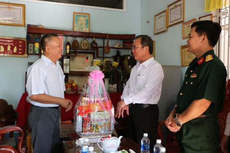 Lãnh đạo tỉnh thăm, tặng quà các đối tượng chính sách nhân Ngày Thương binh-Liệt sĩ 27-7