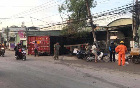 Một phụ nữ đi đường bị thùng container đè chết