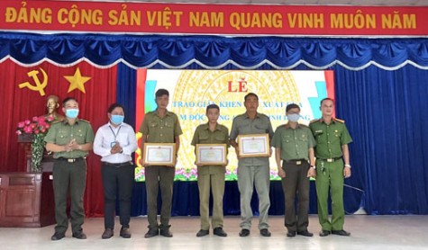 Khen thưởng quần chúng có thành tích phát hiện, bắt giữ tội phạm