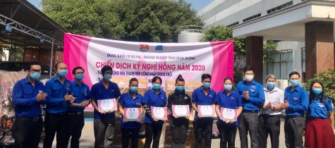 Đoàn khối Cơ quan – Doanh nghiệp tỉnh tặng nhiều phần quà cho công nhân lao động