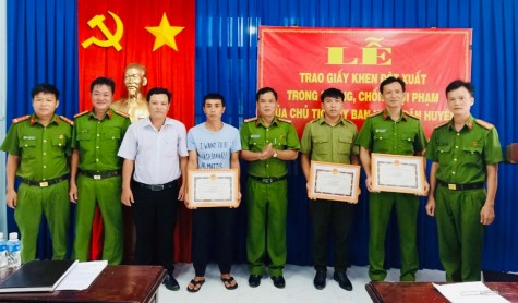 Công an huyện Dầu Tiếng: Khen thưởng các tập thể, cá nhân truy bắt đối tượng cướp giật tài sản