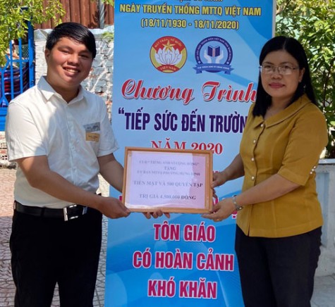 Câu lạc bộ tiếng anh vì cộng đồng: Trao học bổng tiếp sức đến trường cho thiếu nhi