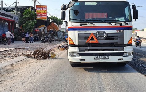 Va chạm ngã ra đường, bị xe container cán chết