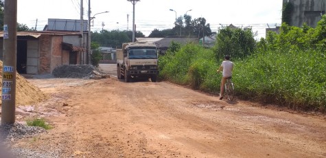 Xe ben “né” trạm thu phí, cày nát đường giao thông nông thôn