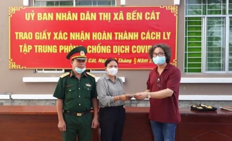 Trao chứng nhận hoàn thành cách ly y tế cho 325 người