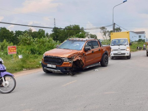 Va chạm giữa 2 ô tô, xe tải văng xuống mương, xe bán tải bị rụng bánh