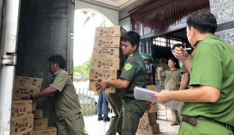 Phát hiện nhiều thùng hàng không rõ nguồn gốc xuất xứ