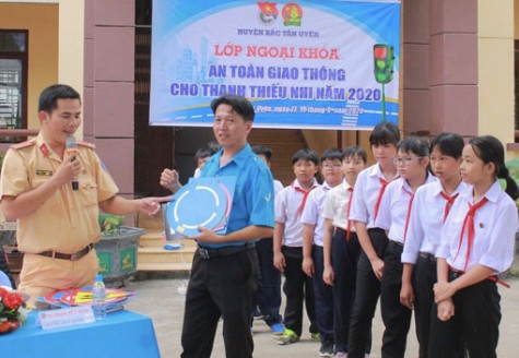 Huyện đoàn Bắc Tân Uyên: Tổ chức chương trình ngoại khóa “An toàn giao thông”