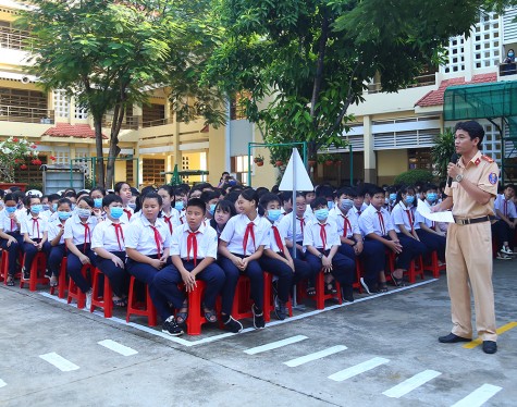 Tuyên truyền về an toàn giao thông cho hàng trăm học sinh