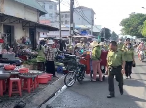 Ra quân kiểm tra, nhắc nhở tiểu thương không kinh doanh động vật hoang dã, quý hiếm