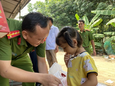 Thăm, tặng quà Trung thu cho các em sống trên làng bè Dầu Tiếng