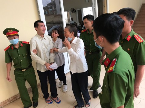 Tiếng khóc nơi sân tòa