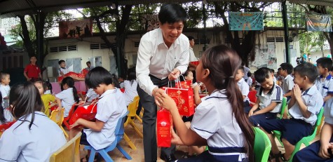 Mang trung thu đến với con em lao động nghèo