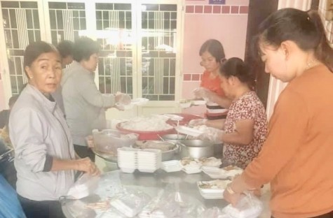 Phát suất ăn miễn phí cho người nghèo