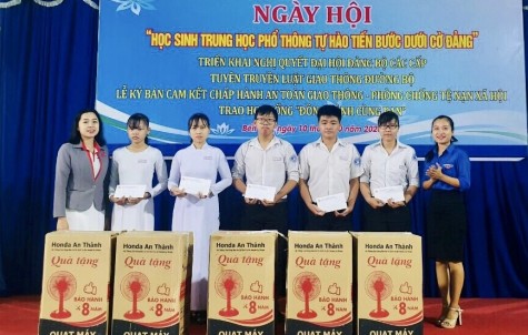 Ngày hội học sinh tự hào tiến bước dưới cờ Đảng